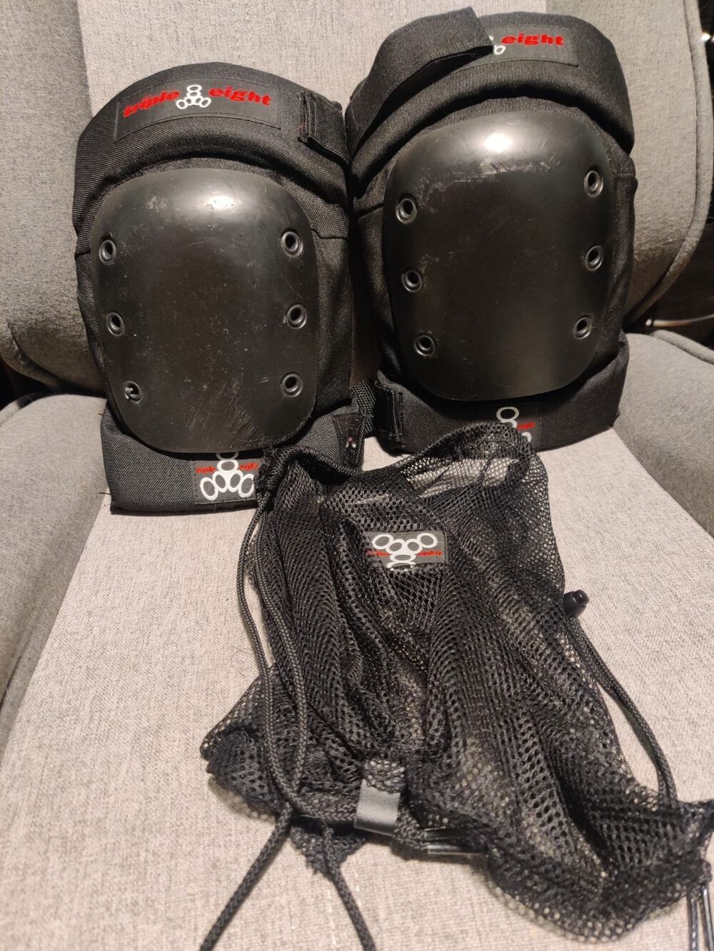 Triple Eight Capped Knee Pads Size Small Skateboarding